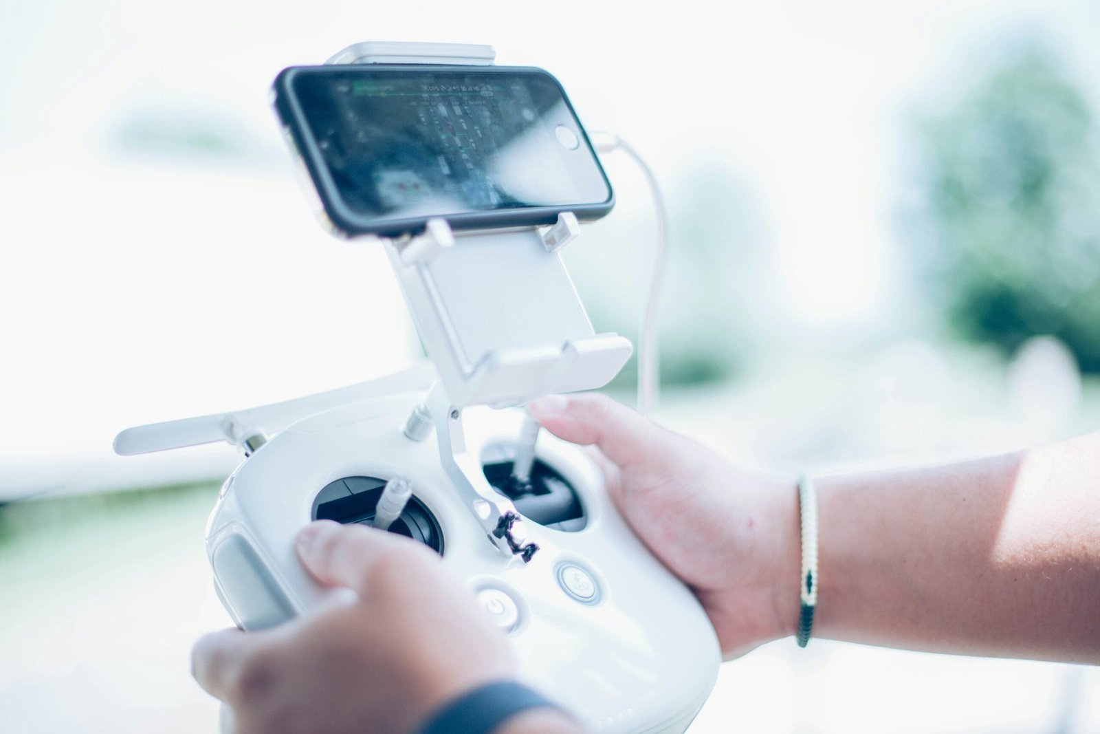 Comment la technologie des drones révolutionne le démoussage et le nettoyage de toitures et façades